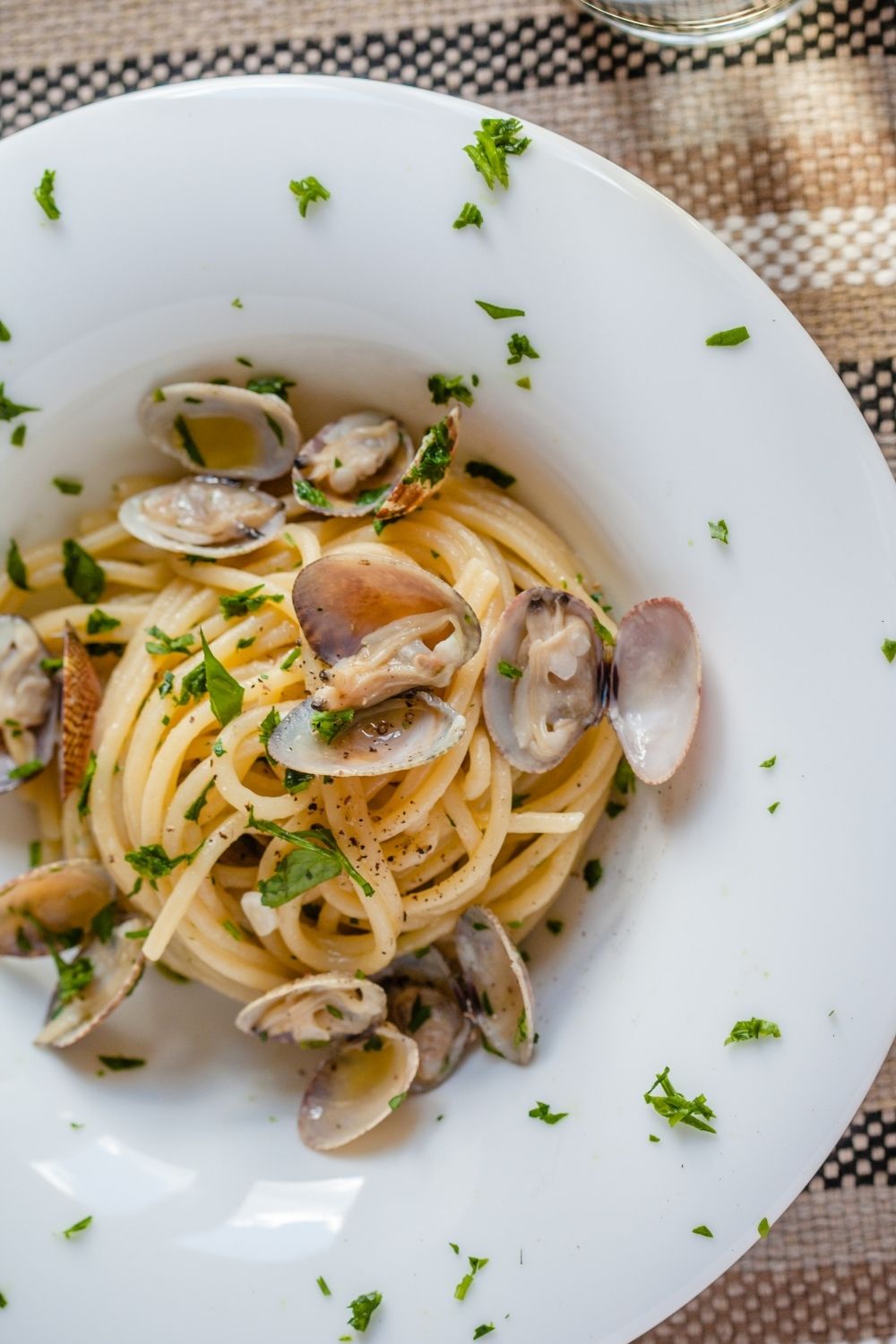 Spaghetti With Clams - Easy & Fast Italian Recipe