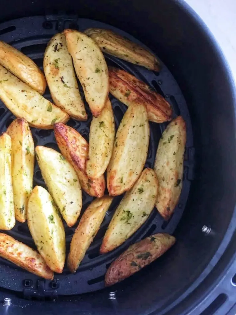 cook potato wedge in air fryer basket