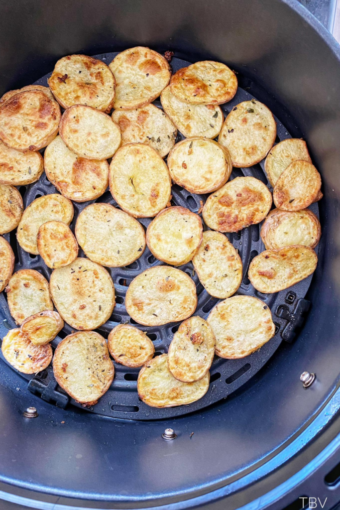 Sliced Potatoes In The Air Fryer Recipe The Bella Vita
