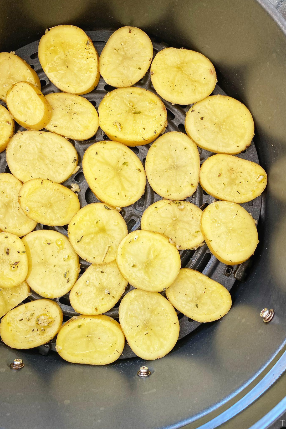 sliced-potatoes-in-air-fryer-basket