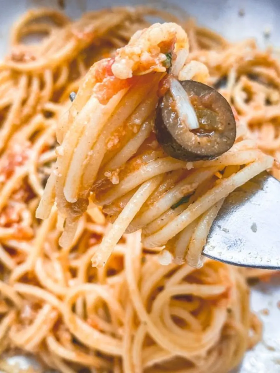 spaghetti alla puttanesca close photo in the fork