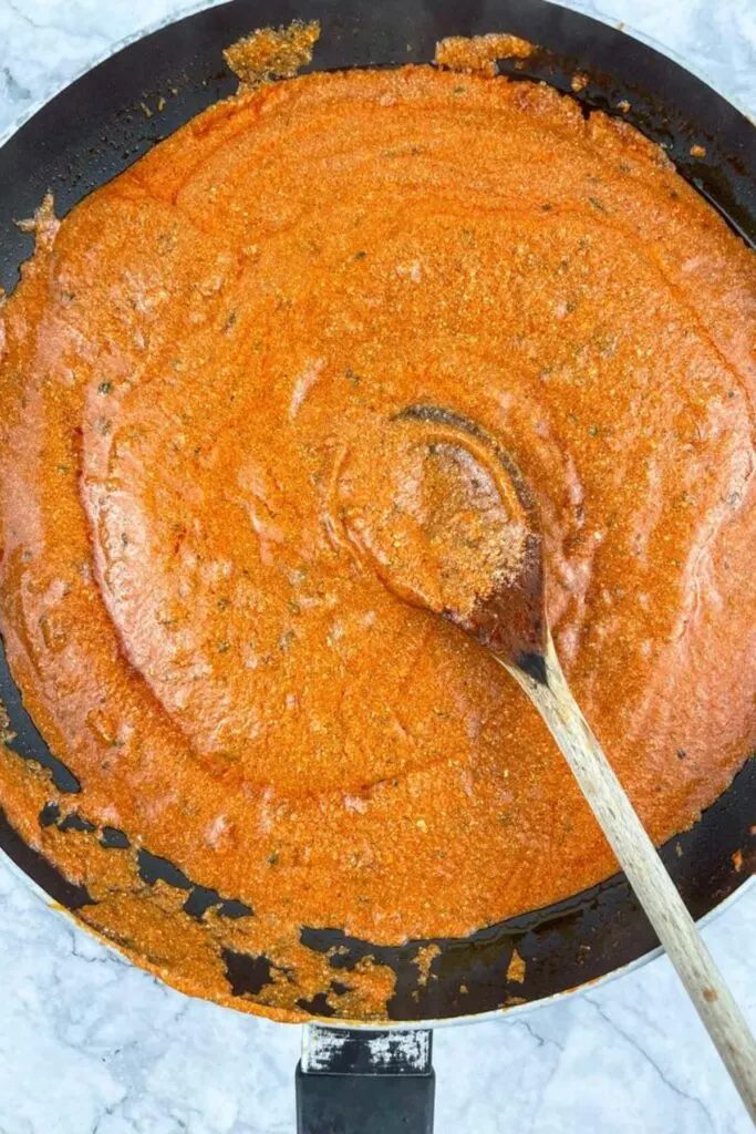 mix well the tomato sauce with the cream